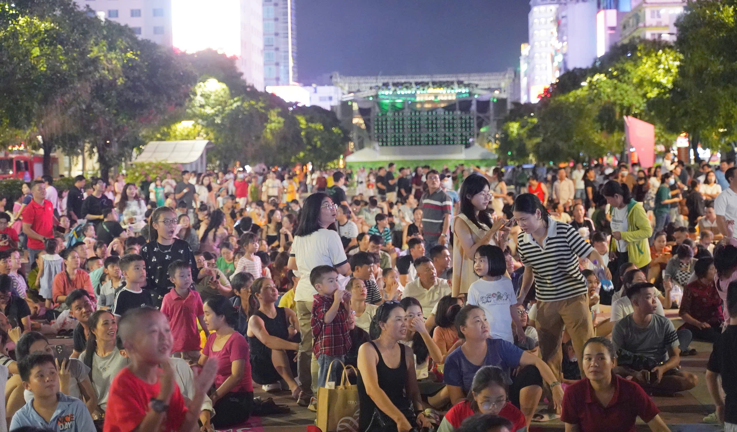 Người dân đổ về phố đi bộ Nguyễn Huệ ngắm pháo hoa mừng Lễ 2-9