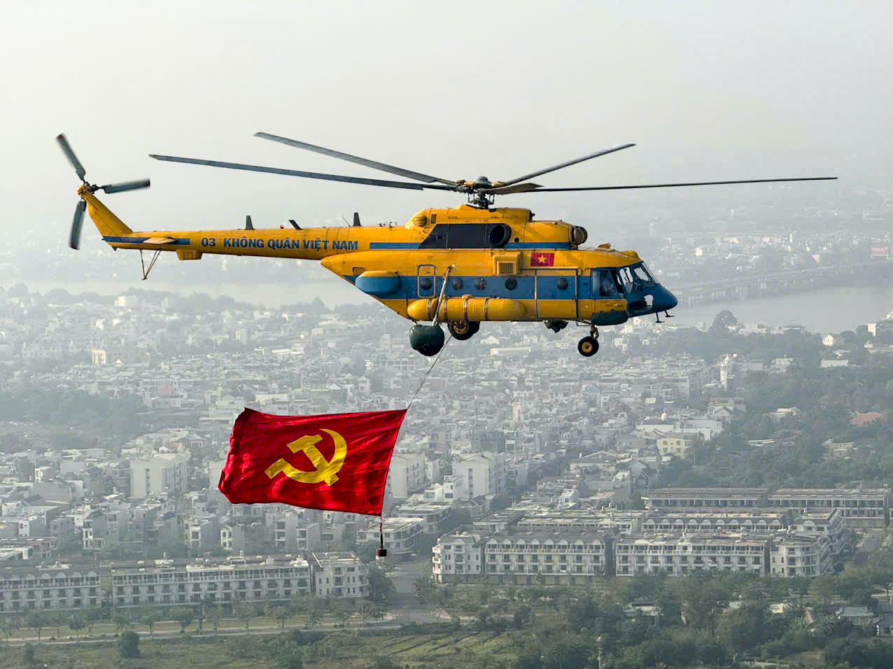 Trực thăng bay kéo cờ trên bầu trời Biên Hòa chuẩn bị cho lễ diễu binh 30-4