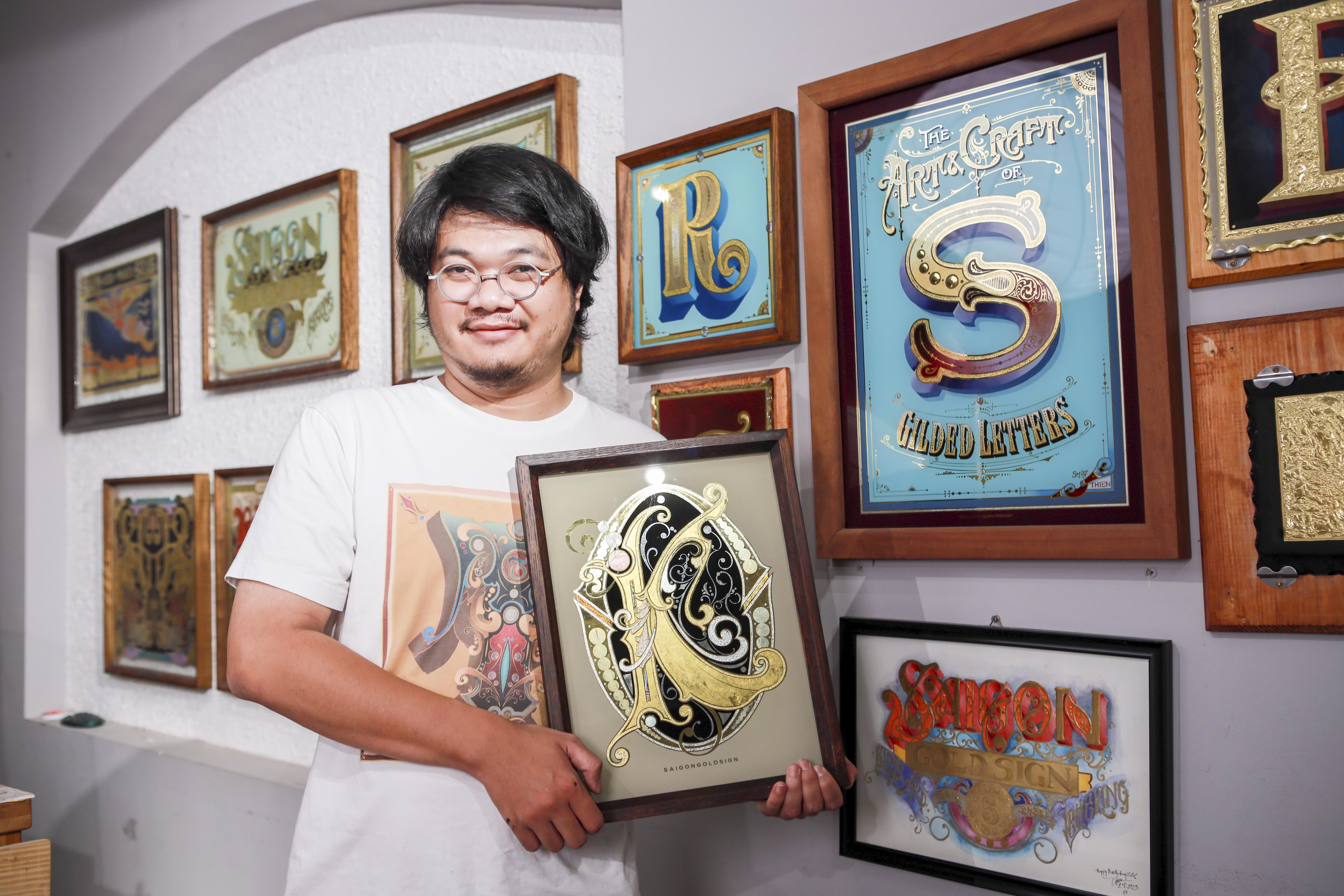 Chàng trai đam mê dát vàng biển hiệu thủ công ở TP.HCM 