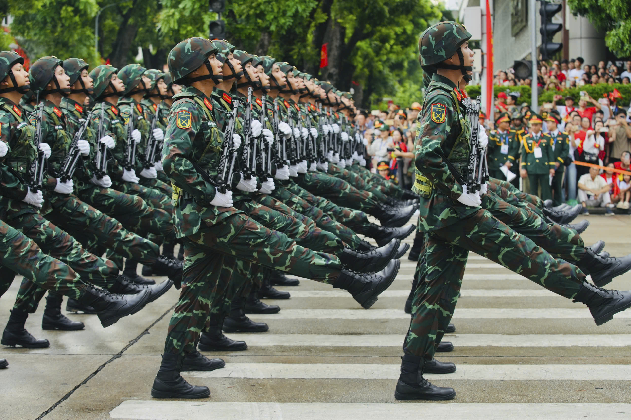 Đoàn chiến sĩ diễu binh A80 đi giữa lòng nhân dân
