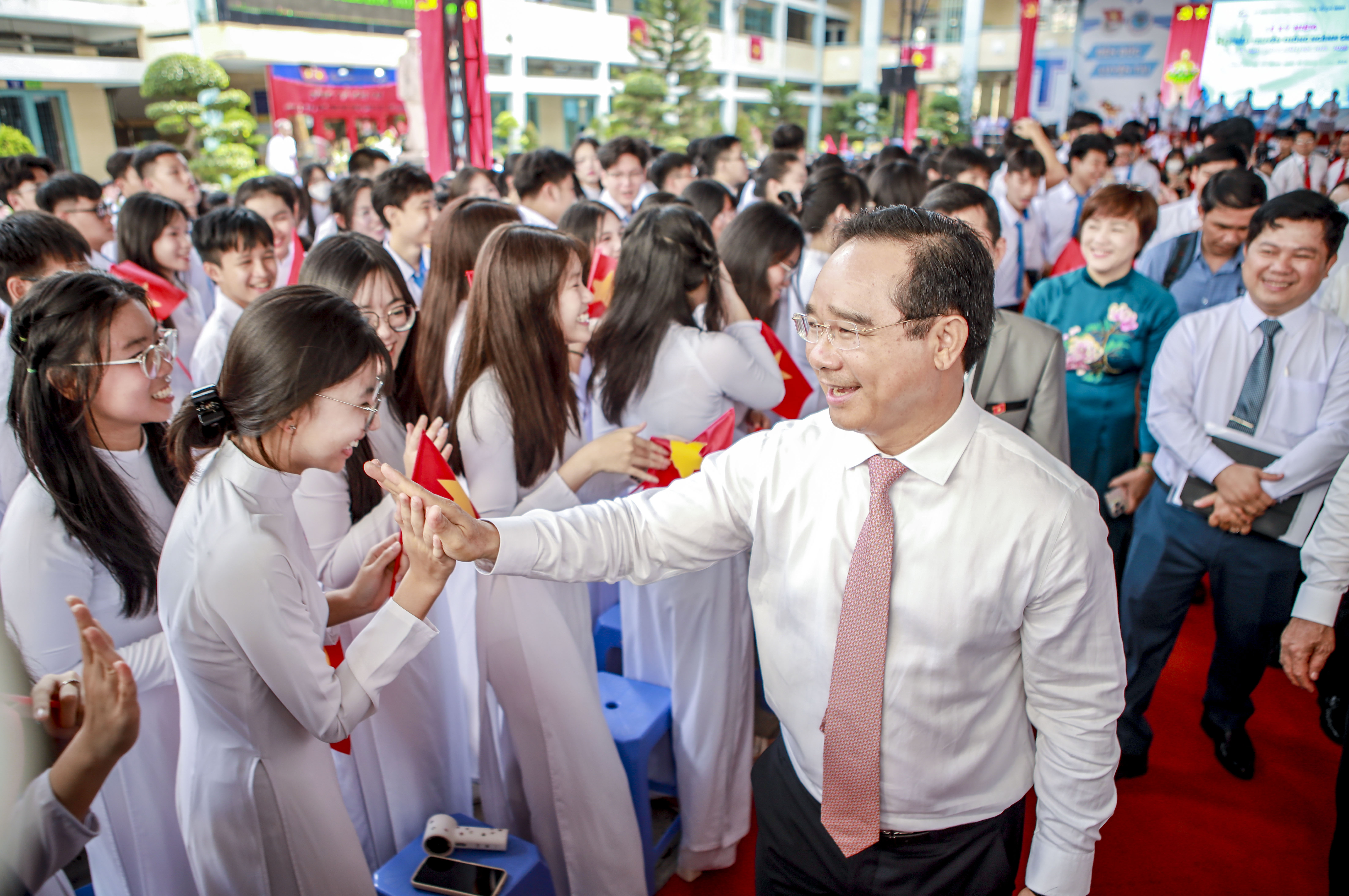 Chủ tịch TP.HCM Nguyễn Văn Được dự lễ khai giảng năm học mới