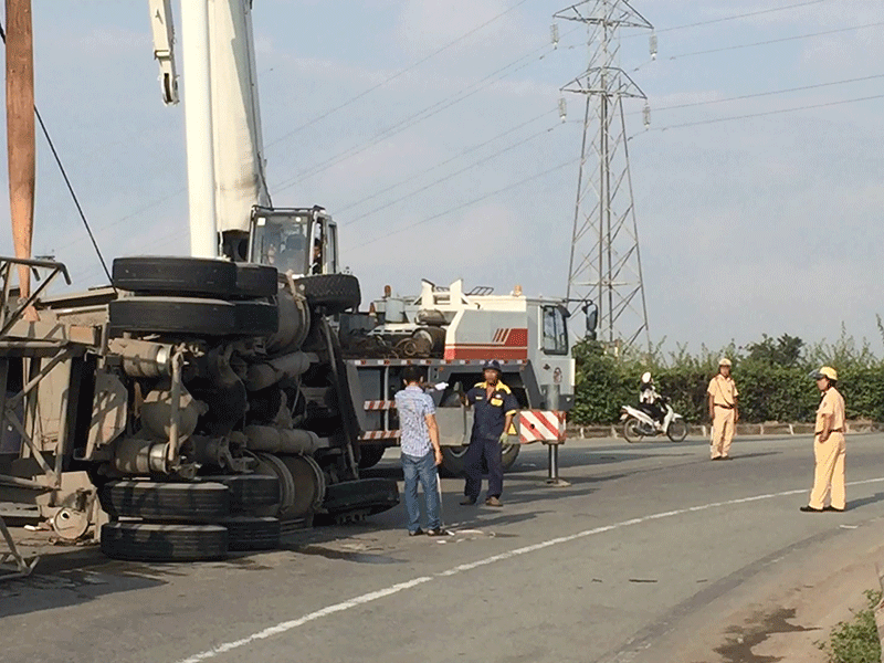Container lật trên cầu vượt, xa lộ Hà Nội kẹt cứng