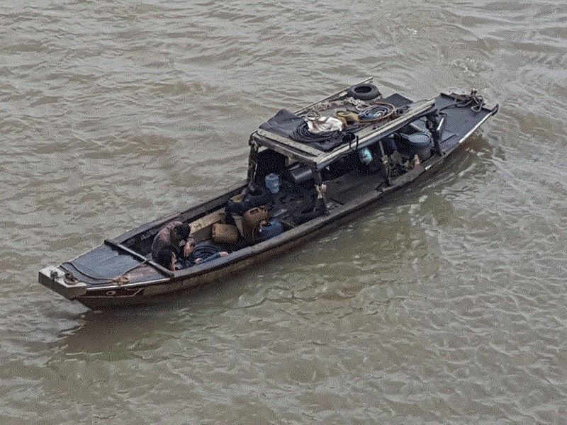 Cô gái nhảy cầu được chiếc ghe chạy ngang cứu sống