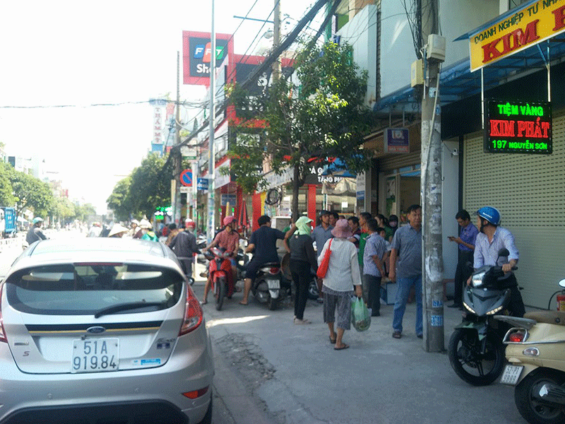 Vào tiệm vàng 'xin 200 triệu' nếu không sẽ đốt tiệm