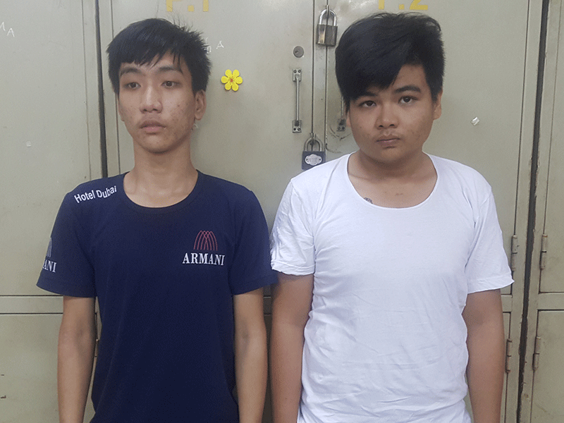 2 tên cướp giật iPhone bị người dân khống chế