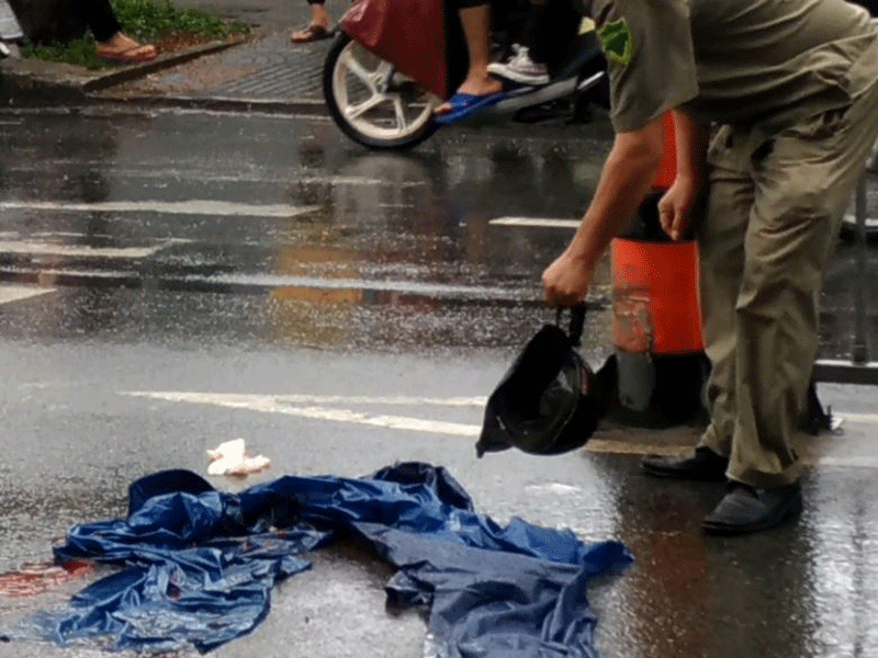 Tránh người sang đường, người đàn ông té xe tử vong