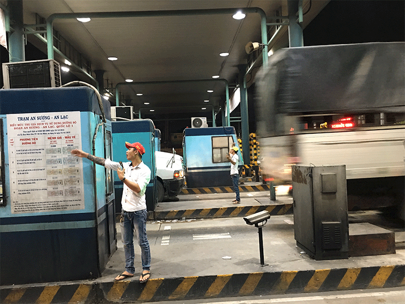 Tài xế tập trung phản đối, trạm BOT An Sương An Lạc ‘xả cảng'