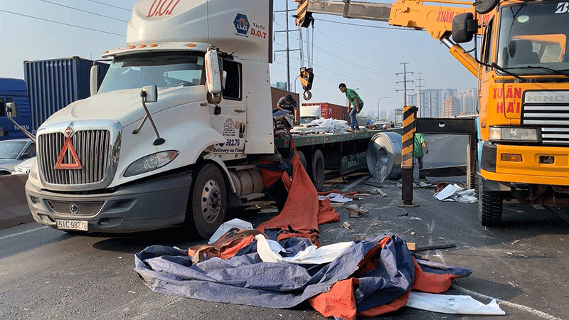 Nhiều tấn thép trên xe đầu kéo lăn xuống xa lộ Hà Nội