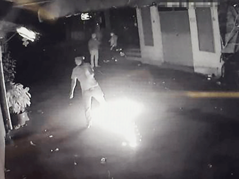 Mâu thuẫn khi tính tiền, ném ‘bom xăng’ đốt quán nhậu