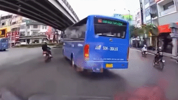 Tìm nạn nhân bị xe buýt rẽ ẩu gây tai nạn ở vòng xoay Lăng Cha Cả