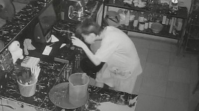 Quán cà phê liên tục bị trộm ‘ghé thăm’, lấy từ bàn ghế đến iPhone 11