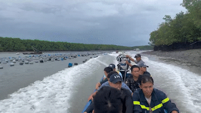 Cảnh sát lặn tìm người đàn ông mất tích khi uống rượu một mình trên bè nuôi hàu