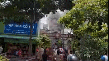 Cháy nhà trong hẻm ở quận 12, một phụ nữ được cứu