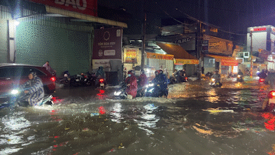 Mưa lớn, nhiều tuyến đường ở TP Thủ Đức thành 'biển nước'