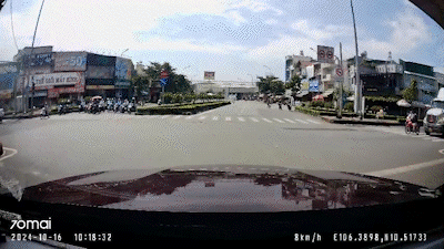 Tai nạn xe máy và xe container ở gầm cầu vượt Tân Thới Hiệp, 1 người tử vong