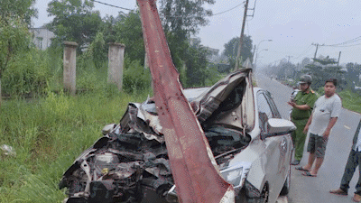 Ô tô 4 chỗ tông thẳng vào taluy sắt trên Tỉnh lộ 15, tài xế thoát nạn