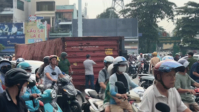 Xe container lật ở Ngã sáu Cộng Hòa, giao thông 4 đường ở 4 quận rối loạn