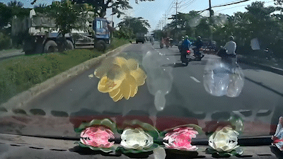 CSGT xác minh, xử lý vụ xe ben vượt qua dải phân cách cứng trên đường Nguyễn Văn Linh