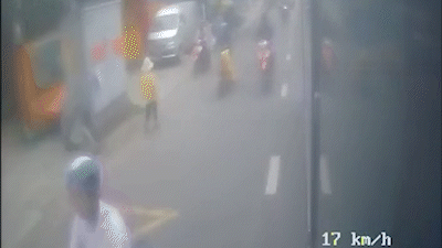 Ngã trúng xe buýt sau va chạm, người đàn ông tử vong ở Gò Vấp