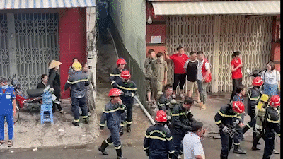 Cháy nhà ở Quận 10, cụ bà tử vong, nhiều người được cảnh sát cứu