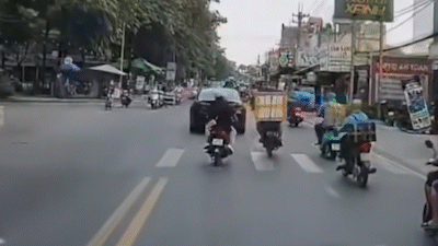 Thanh niên đạp ngã xe máy người chở hàng ở Bình Tân có thể bị xử lý ra sao?