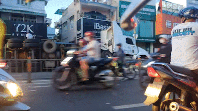 Giao thông ùn ứ khi xe container lật, đè xe chở rác ở Gò Vấp