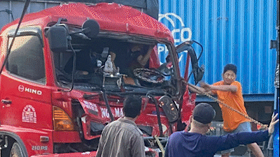 Người dân giải cứu tài xế xe tải mắc kẹt sau khi tông container trên Quốc lộ 22