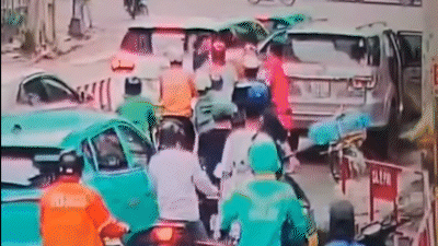 Tài xế ô tô đánh đập người đàn ông đi xe máy gần Bệnh viện Từ Dũ