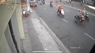 Camera an ninh ghi cảnh xe ô tô 'điên' tông hàng loạt xe máy ở Phú Nhuận