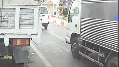 Đèn xanh đột ngột chuyển đỏ, xe máy tông đuôi xe tải ở Bình Tân