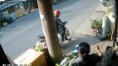 Thanh niên lấy trộm hai thùng bia, kéo ngã chủ tiệm trên đường