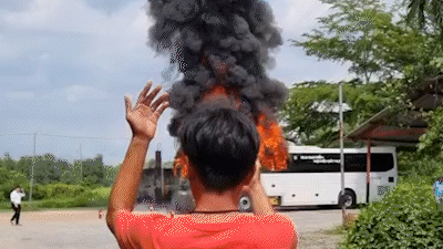 Xe khách cháy rụi tại bãi xe nhà hàng ở Củ Chi, khách hốt hoảng tháo chạy