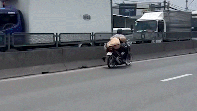 Người đi xe máy kéo CSGT và 1 người làm CSGT gãy tay bị bắt khẩn cấp