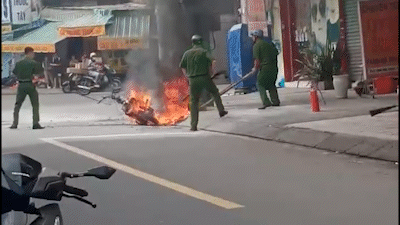 Xe điện đang chạy bốc cháy ngùn ngụt, nhiều cảnh sát vất vả dập lửa