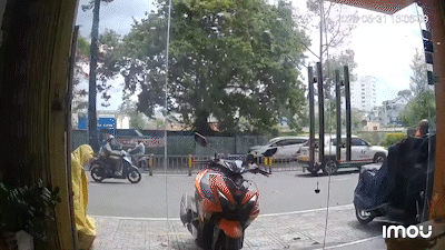 Cây xanh bật gốc đè trúng người và ô tô ở TP.HCM, một người nhập viện cấp cứu