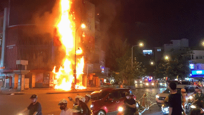 Cảnh sát nhanh chóng dập đám cháy ở vòng xoay Lý Thái Tổ