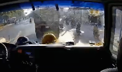 Camera ghi cảnh xe ben tông xe máy ở ngã tư Đông Thạnh khiến 2 phụ nữ thương vong