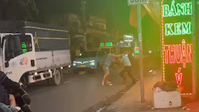 Mâu thuẫn, tài xế xe công nghệ bị tài xế xe tải đánh mỏ lết vào đầu