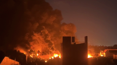 Cháy dữ dội kho phế liệu ngàn mét vuông ở xã Bà Điểm