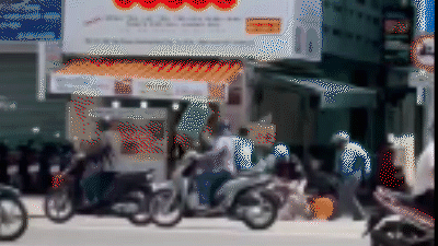 Nhóm người cầm gậy, ghế nhựa hỗn chiến giữa đường Hậu Giang