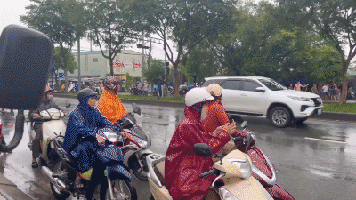 TP.HCM: Cháy nổ dữ dội kho hàng trên đường Trần Văn Giàu