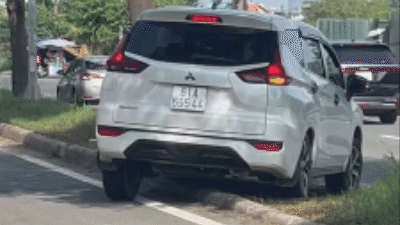 Tránh kẹt xe, tài xế điều khiển ô tô qua dải phân cách cứng trên đường Nguyễn Văn Linh 