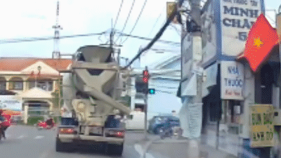 TP.HCM: Xe bồn vượt đèn đỏ ở giao lộ đông đúc gây bức xúc