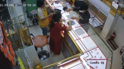 Bị truy đuổi vì cướp giật 3 chỉ vàng, thanh niên cầm dao dọa tự sát để trốn thoát