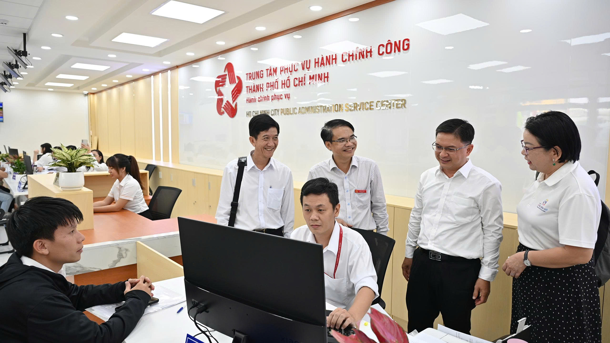 Lãnh đạo TP.HCM kiểm tra 'siêu' Trung tâm Phục vụ hành chính công ngày đầu vận hành