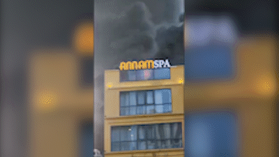 Cháy lớn tại sân thượng spa trên đường Lê Thánh Tôn ở phường Sài Gòn