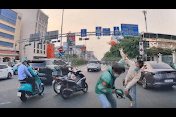 Hai người đàn ông đánh nhau túi bụi trên đường Cộng Hòa sau va quẹt
