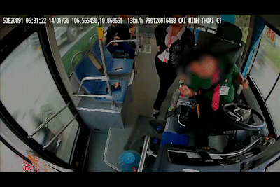 Tài xế xe buýt đột quỵ khi đang lái xe, nữ tiếp viên nhanh trí tắt chìa khóa