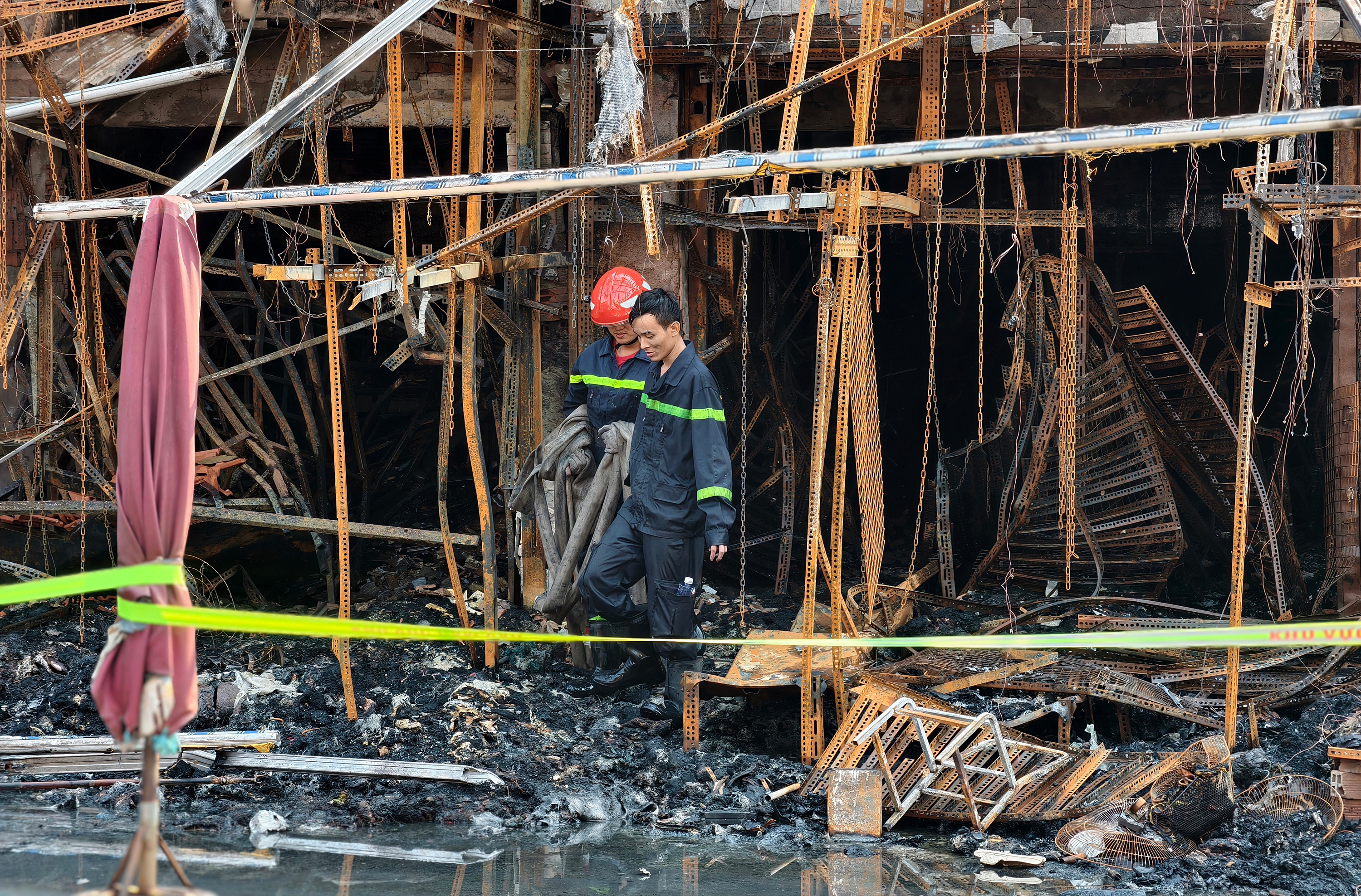 Toàn cảnh vụ cháy ở chợ Nhị Thiên Đường khiến 4 căn nhà bị thiêu rụi