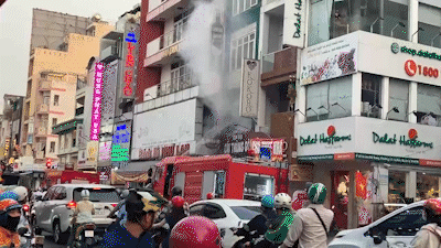 Cháy tiệm rượu trên đường Hai Bà Trưng, giao thông trung tâm TP.HCM ùn tắc